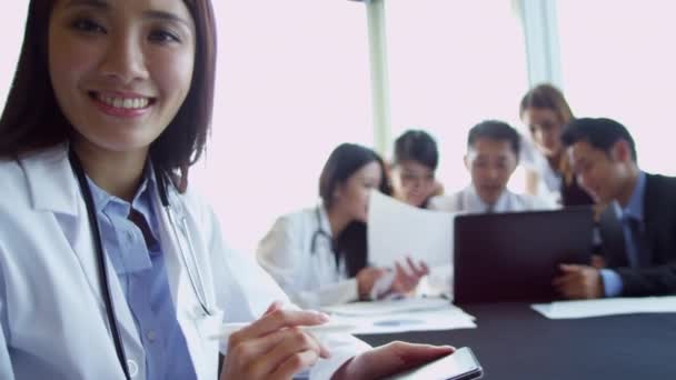 Asiatique médical cadres dans hôpital salle de conférence — Video