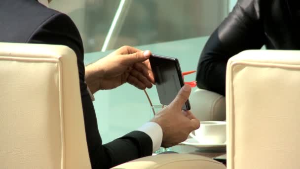 Homme d'affaires utilisant la tablette — Video