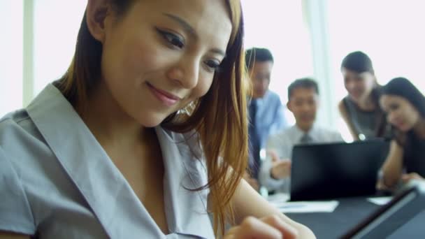 Mulher de negócios asiática usando tablet sem fio — Vídeo de Stock