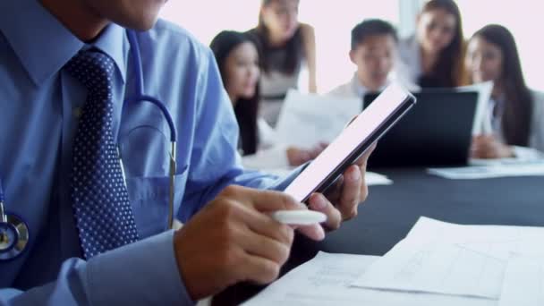 Executivos médicos asiáticos na sala de reuniões do hospital — Vídeo de Stock