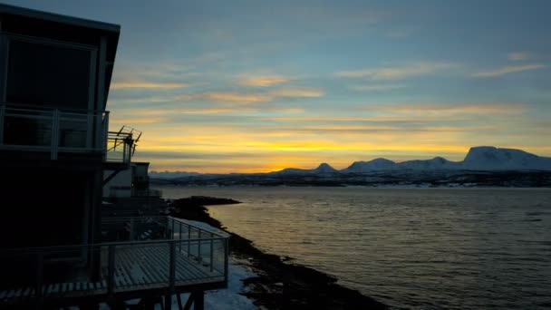 Paisagem de inverno fiorde norueguesa ao pôr do sol — Vídeo de Stock