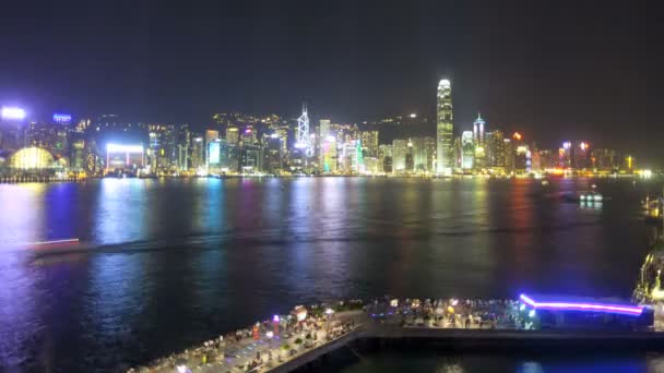 Hong Kong skyline met verlichte wolkenkrabbers — Stockvideo