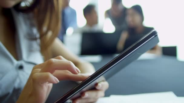 Asian businesswoman za pomocą bezprzewodowego tabletu — Wideo stockowe