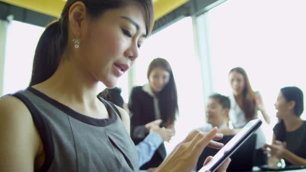 使用无线平板电脑的亚洲女商人 — 图库视频影像