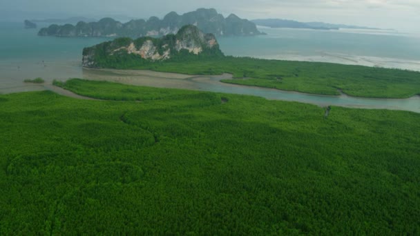 Vápencový útes neobydlené ostrovy v Thajsku — Stock video