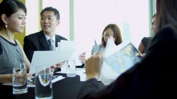 Азиатские бизнесмены встречаются в зале заседаний — стоковое видео