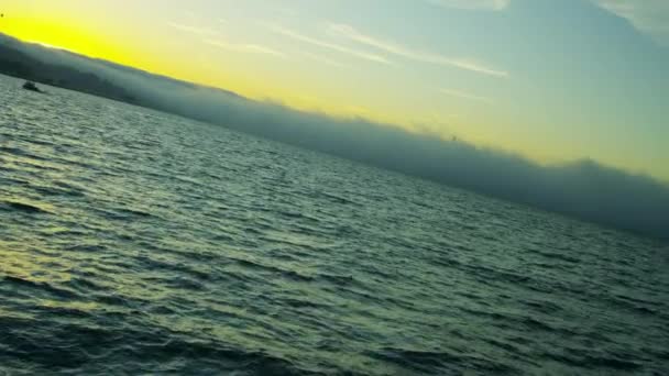 Niebla marina sobre el agua en la Bahía de San Francisco — Vídeos de Stock