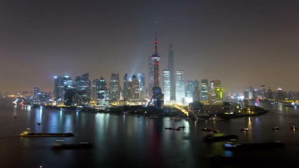 Beleuchtete Shanghai Stadt und Huangpu Fluss — Stockvideo