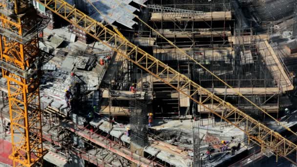 Рабочие на строительной площадке в Дубае — стоковое видео