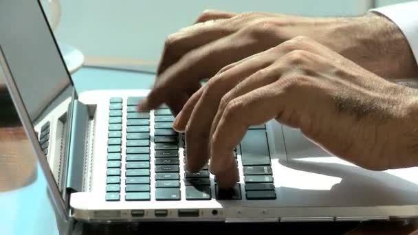 Businessman typing on laptop — Stock Video