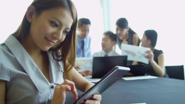 Mujer de negocios asiática utilizando la tableta inalámbrica — Vídeo de stock