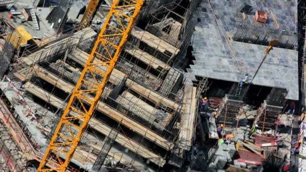 Werknemers op bouwplaats in Dubai — Stockvideo