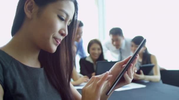 ワイヤレスタブレットを使用したアジアのビジネスウーマン — ストック動画