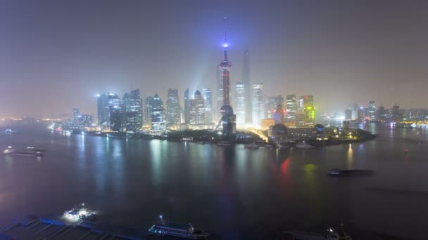 Ciudad iluminada de Shanghái y río Huangpu — Vídeo de stock