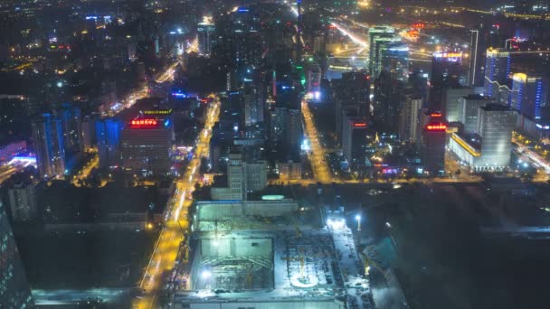 Edificios iluminados y el tráfico de la ciudad en Beijing — Vídeos de Stock