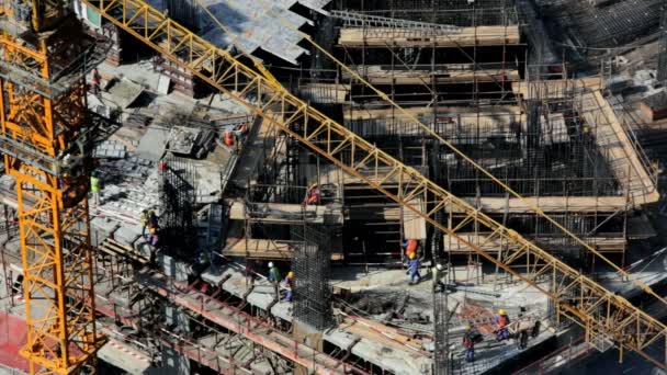 Trabajadores en obras de construcción en Dubai — Vídeos de Stock