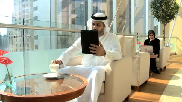 Homme d'affaires nad femme d'affaires utilisant la technologie — Video