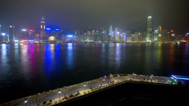 Hong Kong skyline med upplysta skyskrapor — Stockvideo