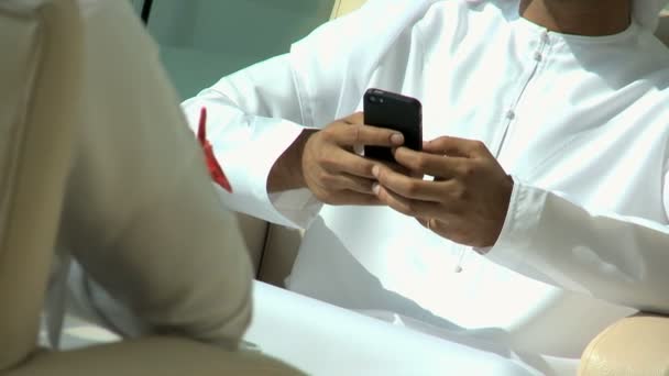 Homme d'affaires textos sur smartphone — Video