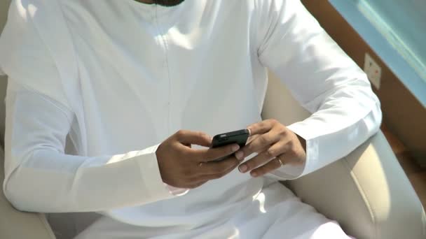 Affärsman textning på smartphone — Stockvideo