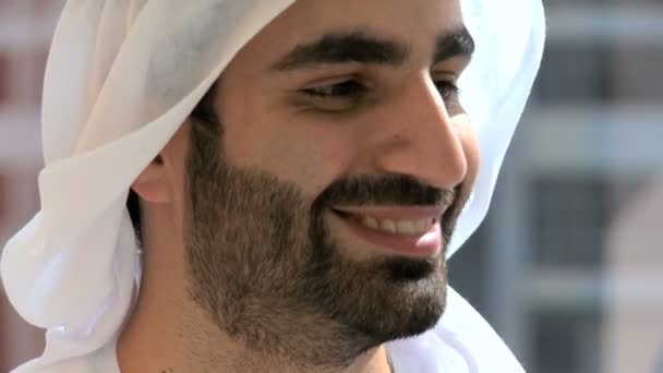 Arab har konversation med någon — Stockvideo