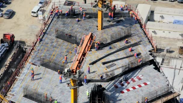 Trabajadores en obras de construcción en Dubai — Vídeo de stock