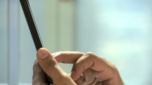 Zakenman texting op smartphone — Stockvideo