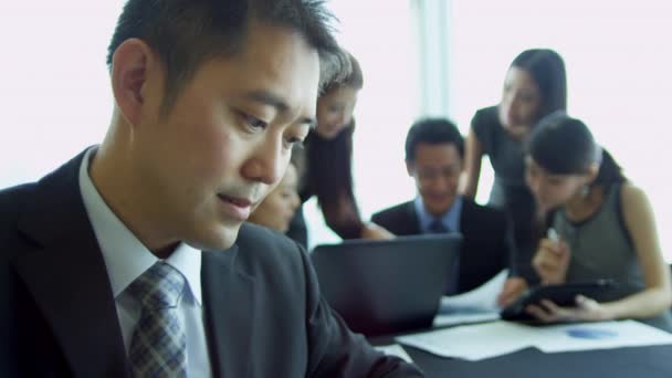 ワイヤレス タブレットを使用して、アジア系のビジネスマン — ストック動画