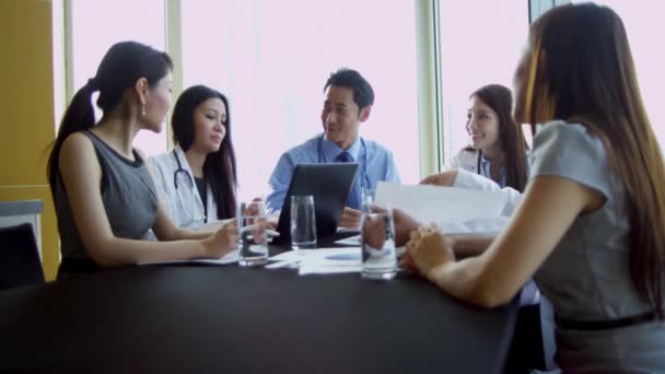 Ejecutivos médicos asiáticos en la sala de juntas del hospital — Vídeos de Stock