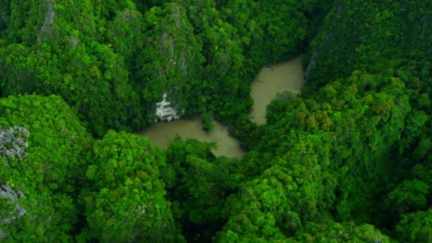 Kalksteinklippen in der Bucht von Phang Nga, Thailand — Stockvideo