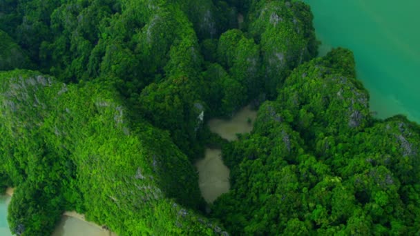 Vápencové útesy v zálivu Phang Nga, Thajsko — Stock video
