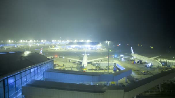 Hong Kong International Airport bij nacht — Stockvideo