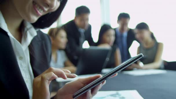 Mujer de negocios asiática utilizando la tableta inalámbrica — Vídeo de stock