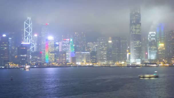 Hong Kong skyline met verlichte wolkenkrabbers — Stockvideo