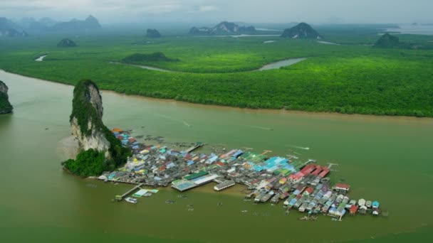 Деревня Паньи (Koh Panyee) и национальный парк Ао Панг Нга (Ao Phang nga) — стоковое видео