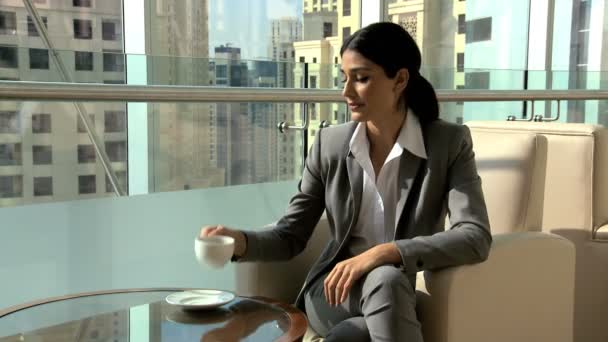コーヒーを飲む女性実業家 — ストック動画
