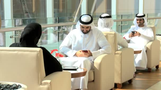 Арабские бизнесмены в современном офисе в Дубае — стоковое видео