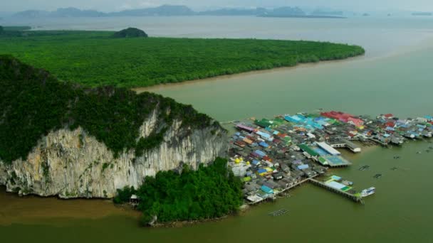 Landsbyen Koh Panyee og nasjonalparken Ao Phang nga – stockvideo