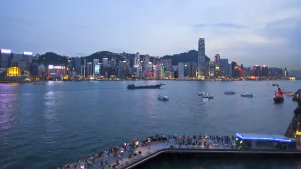 Paseo marítimo de Hong Kong iluminado con vistas al puerto de Victoria — Vídeos de Stock