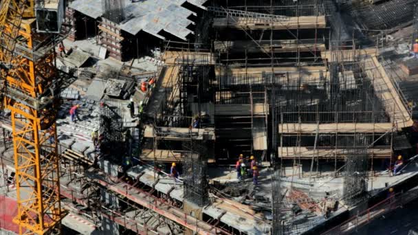 Arbeiter auf der Baustelle in Dubai — Stockvideo
