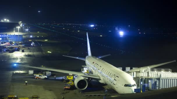 Hong Kongs internationella flygplats på natten — Stockvideo