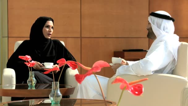 Arabo uomo d'affari e donna d'affari discutere in ufficio — Video Stock
