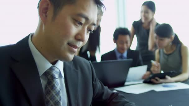 ワイヤレス タブレットを使用して、アジア系のビジネスマン — ストック動画