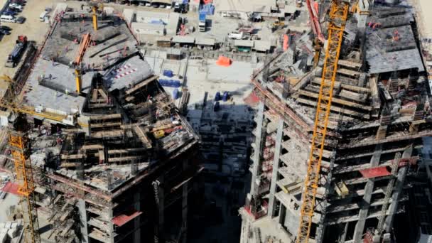 Trabajadores en obras de construcción en Dubai — Vídeos de Stock