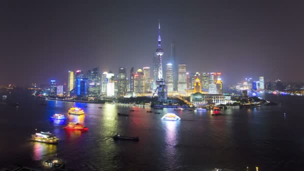 Verlichte Shanghai city en Huangpu rivier — Stockvideo
