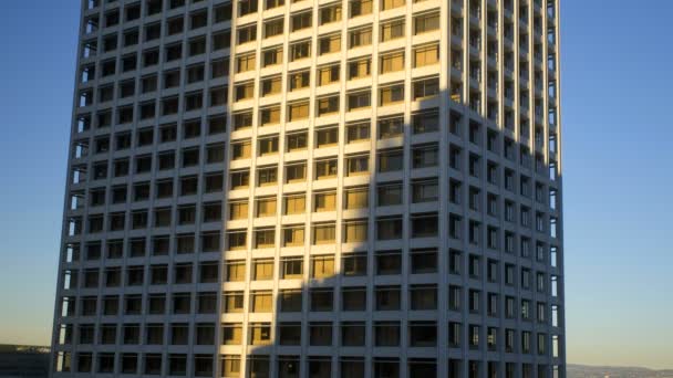 ロサンゼルスのオフィスビルに影の動き — ストック動画