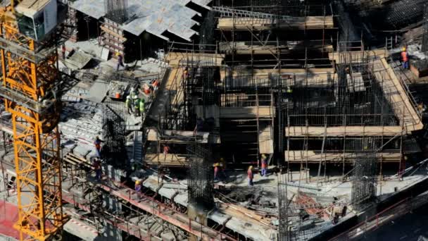 Trabajadores en obras de construcción en Dubai — Vídeos de Stock