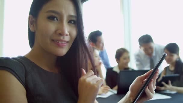Asiatisk affärskvinna med trådlös surfplatta — Stockvideo