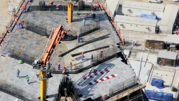 Trabajadores en obras de construcción en Dubai — Vídeos de Stock