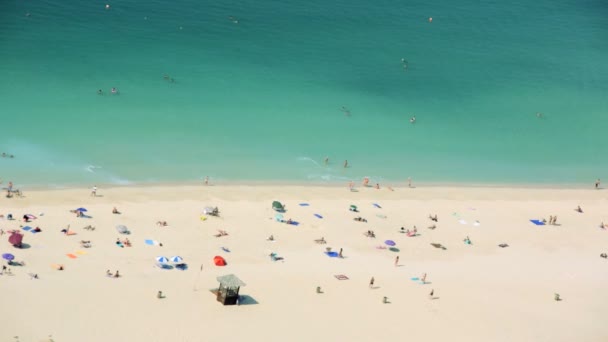 Люди на піщаному пляжі в Дубаї — стокове відео